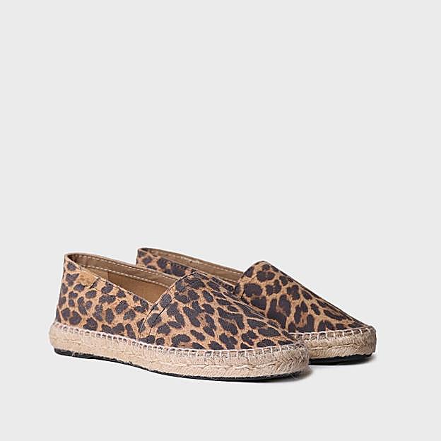 Alpargatas con estampado de leopardo de Toni Pons.