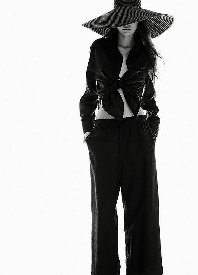 Imagen - Conjunto en tejido de lino negro con camisa y pantalón