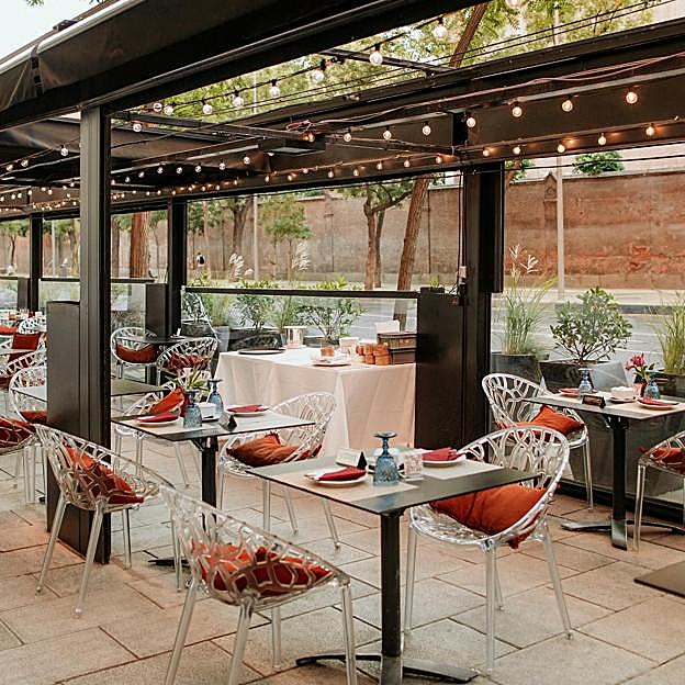 Imagen principal - La terraza de El D3S3O, su impecable lenguado à la meunière y uno de los vinos de Convento Oreja. 