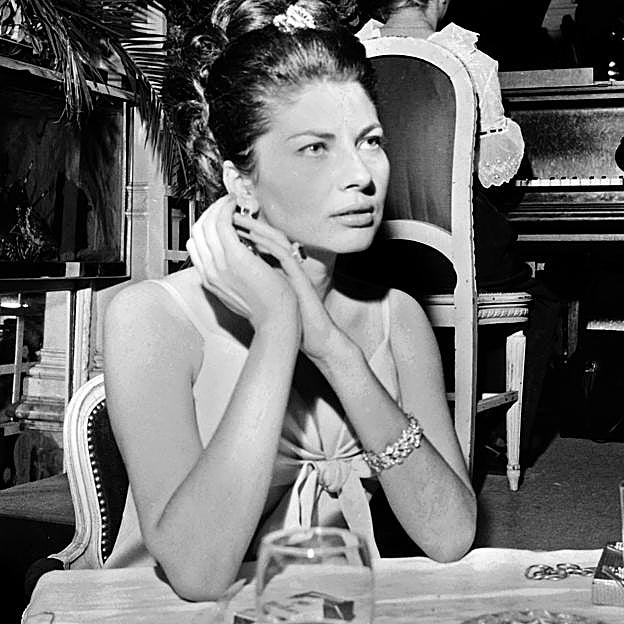 La fabulosa colección de joyas de la princesa Soraya (que tuvo que vender para vivir): zafiros, rubíes y un vestido con 6.000 diamantes 