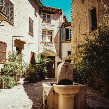 Imagen secundaria 1 - Arriba, Maybourne Riviera. Abajo, Saint-Paul-de-Vence y La Pinede.