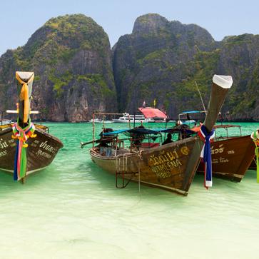 Imagen secundaria 1 - Arriba, Michael Kors en una playa de Tailandia. Abajo, la isla James Bond y el Amanpulo Hotel.