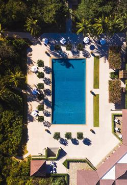 Imagen secundaria 2 - Arriba, Michael Kors en una playa de Tailandia. Abajo, la isla James Bond y el Amanpulo Hotel.