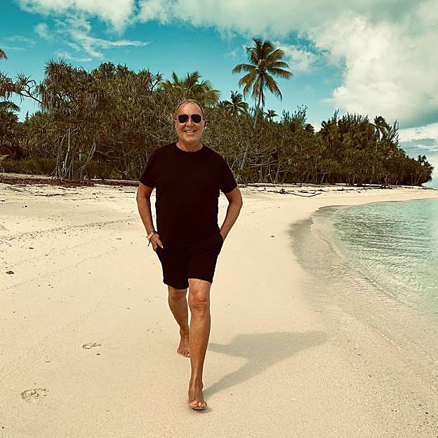 Imagen principal - Arriba, Michael Kors en una playa de Tailandia. Abajo, la isla James Bond y el Amanpulo Hotel.