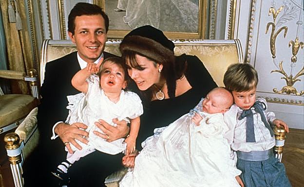 Carolina de Mónaco y Stefano Casiraghi junto a sus hijos, en una imagen de archivo. 