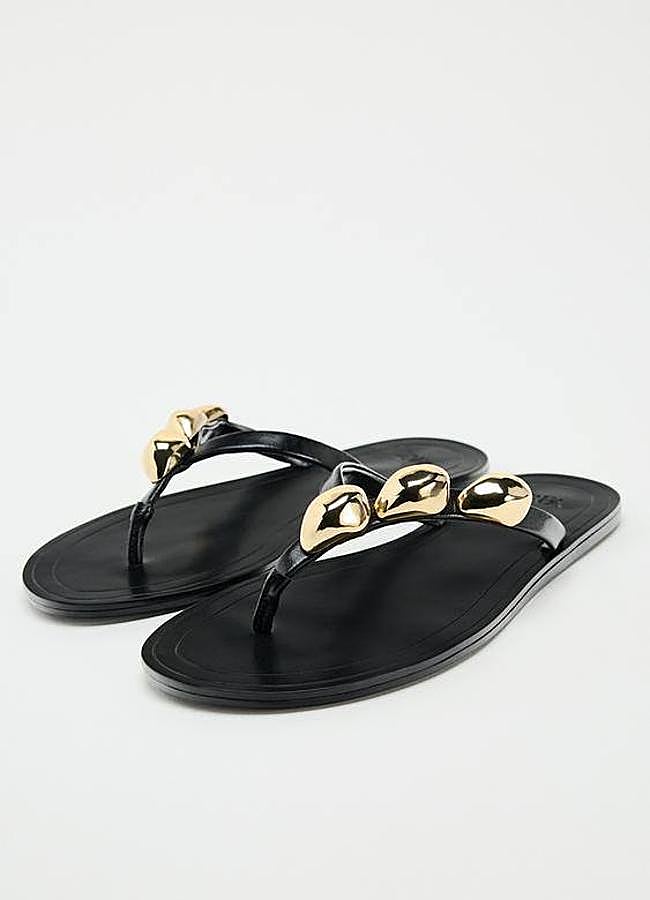 Imagen - Sandalias planas minimalistas con detalles metálicos