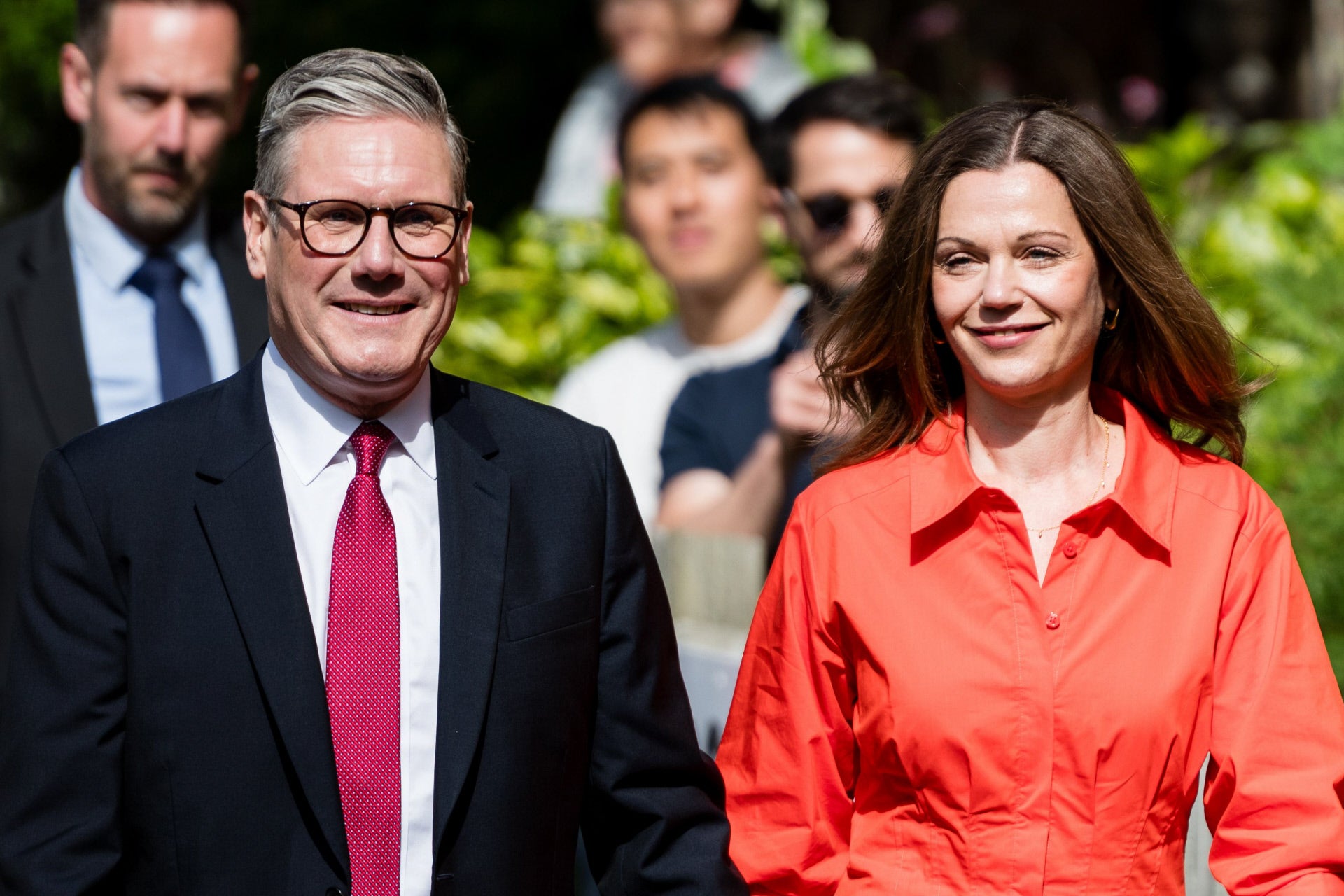 Lady Victoria Starmer junto a su marido durante la jornada electoral.