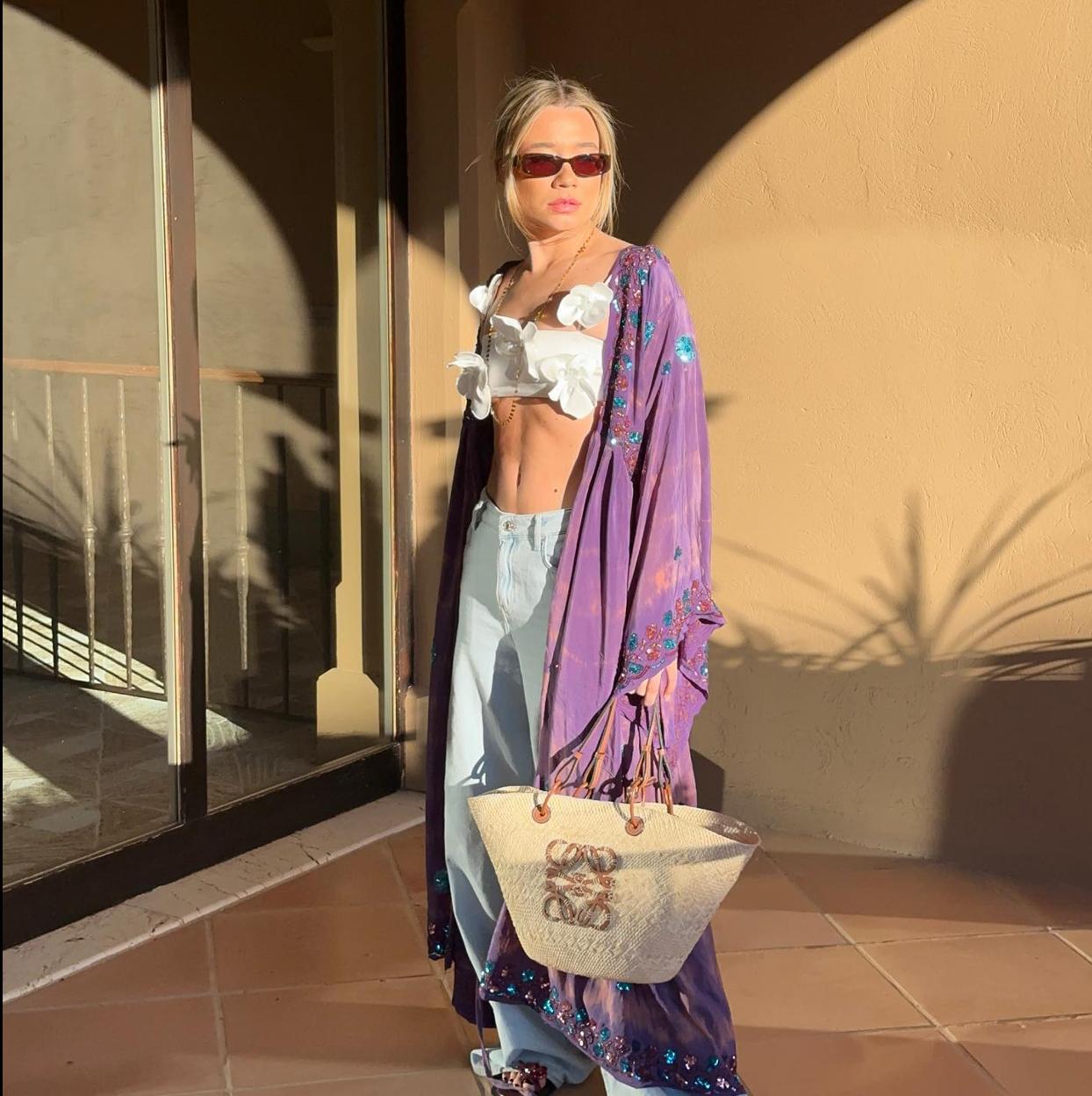 Influencer con caftán