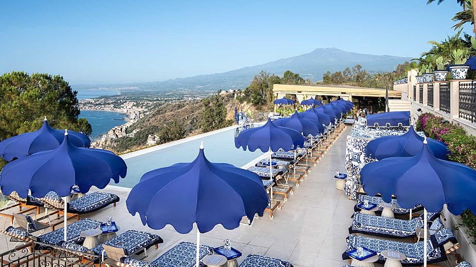 La piscina del hotel San Domenico Palace, decorada por Dolce & Gabbana.