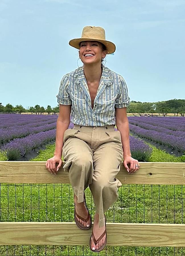 Imagen - Jennifer Lopez con un look cómodo y sandalias de meter en el dedo. / @Jlo