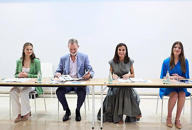 La princesa Leonor, el rey Felipe, la reina Letizia y la infanta Sofía durante la reunión con los miembros del Consejo Asesor Joven de la Fundación Princesa de Girona.
