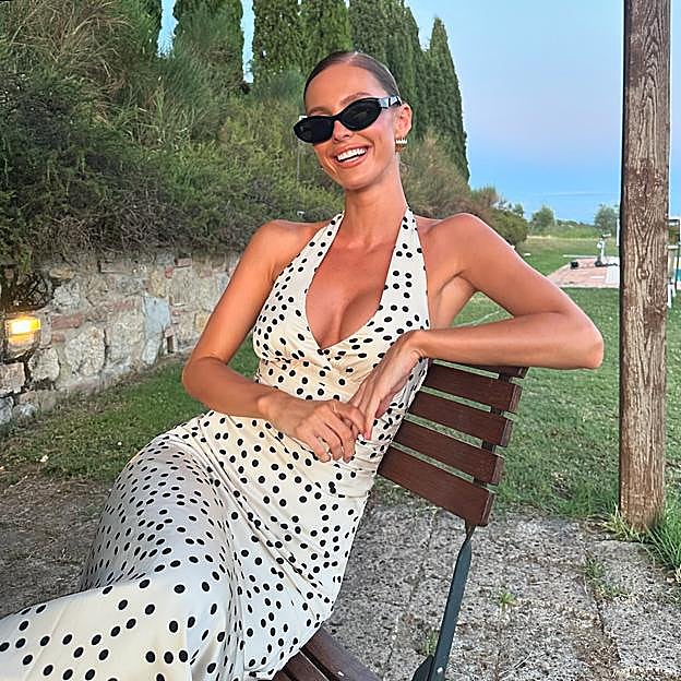 Vestidos de lino fresquitos blancos y beiges para llevar en verano 