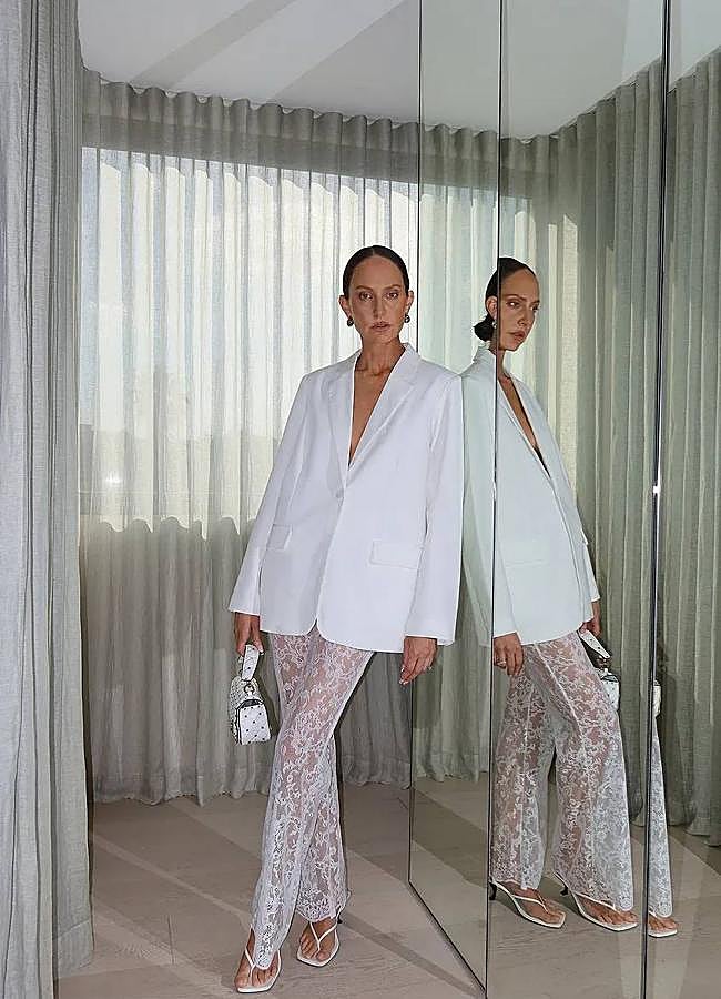 Imagen - Pantalones de encaje en conjunto blanco con blazer y sandalias de tacón minimalistas