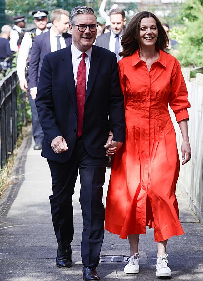 Imagen - Victoria Starmer con un vestido rojo camisero. / GTRES