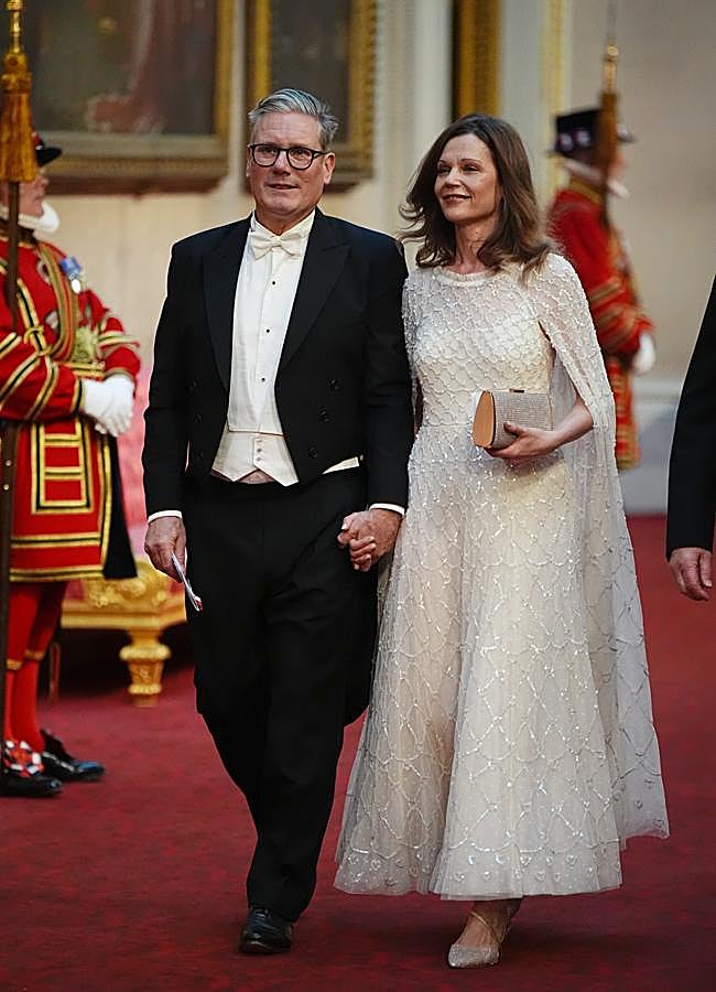 Imagen - Victoria Starmer junto al primer ministro, con un vestido de inspiración nupcial. / GTRES