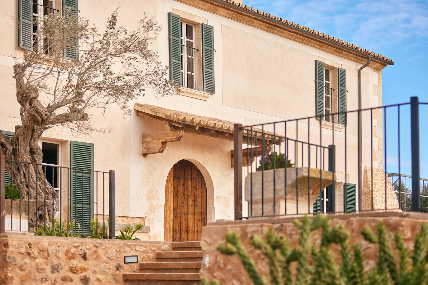 Entrada al hotel Son Sabater Zafiro.