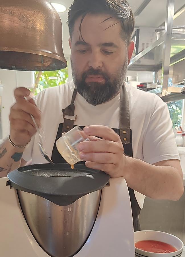Imagen - El chef Juanlu Fdez. en plena preparación de su gazpacho en Chez Lumière. /AFL