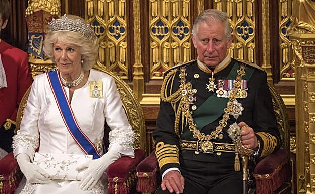 El rey Carlos III de Inglaterra junto a la reina Camilla en la apertura del Parlamento. 