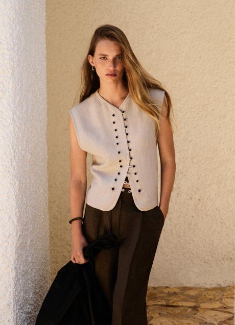 Imagen - Chaleco con botones de Massimo Dutti (89,95 euros)