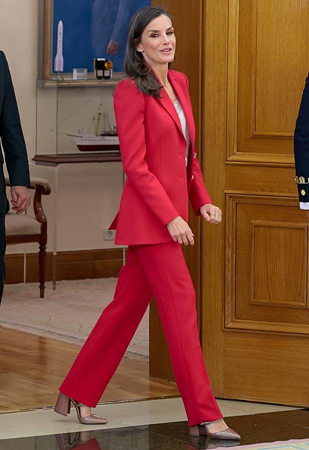 Imagen - La reina Letizia, en marzo del año pasado, con un look muy parecido al de Leonor. / GTRES
