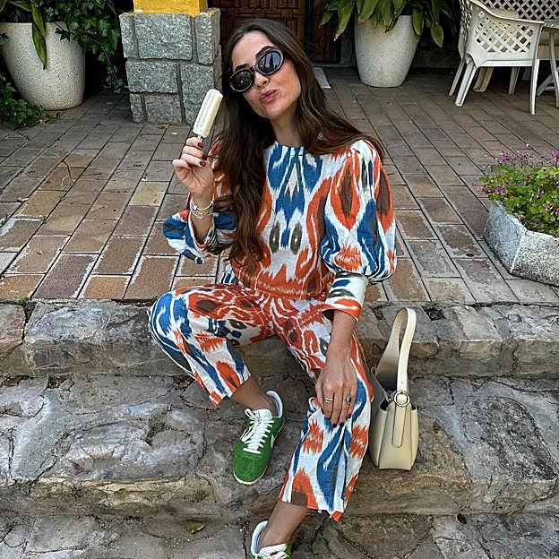 Cómo llevar las zapatillas de colores en verano para conseguir looks fresquitos y en tendencia