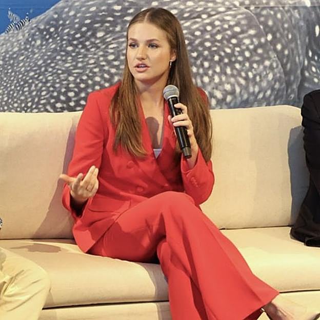 Leonor tomó el micrófono para dirigirse a los jóvenes con los que se reunió en el Oceanográfico de Lisboa. 