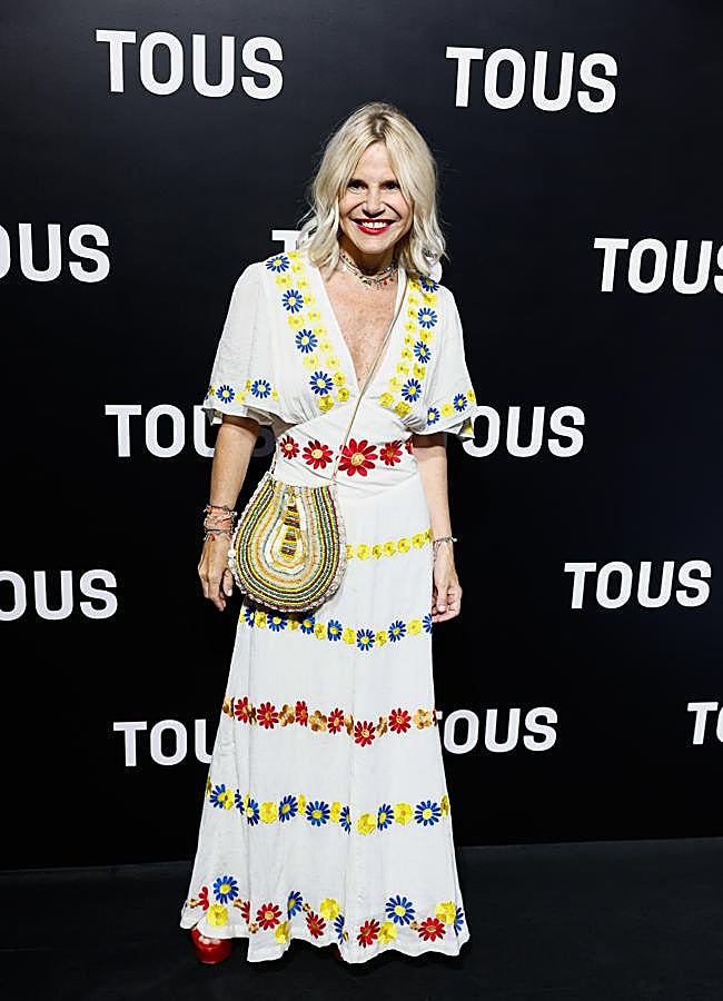 Imagen - Eugenia Martínez de Irujo con un vestido blanco con flores bordadas de colores. / GTRES