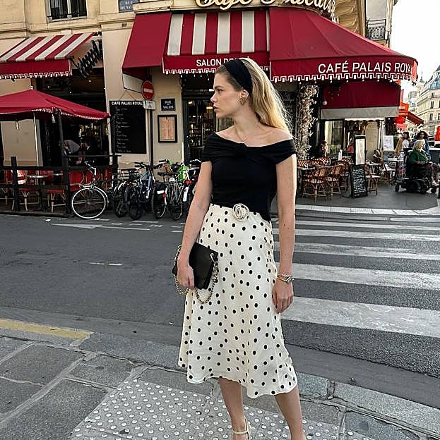 Faldas de lunares muy estilosas que te subirán el atractivo este verano