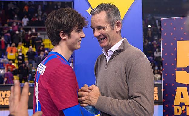 Iñaki Urdangarin junto a su hijo Pablo. 