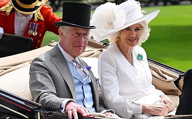 Los reyes Carlos III y Camilla durante las carreras de Ascot de 2024. 