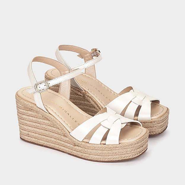 Imagen principal - Las alpargatas de Victoria de Suecia son las sandalias más cómodas que puedes llevar en verano