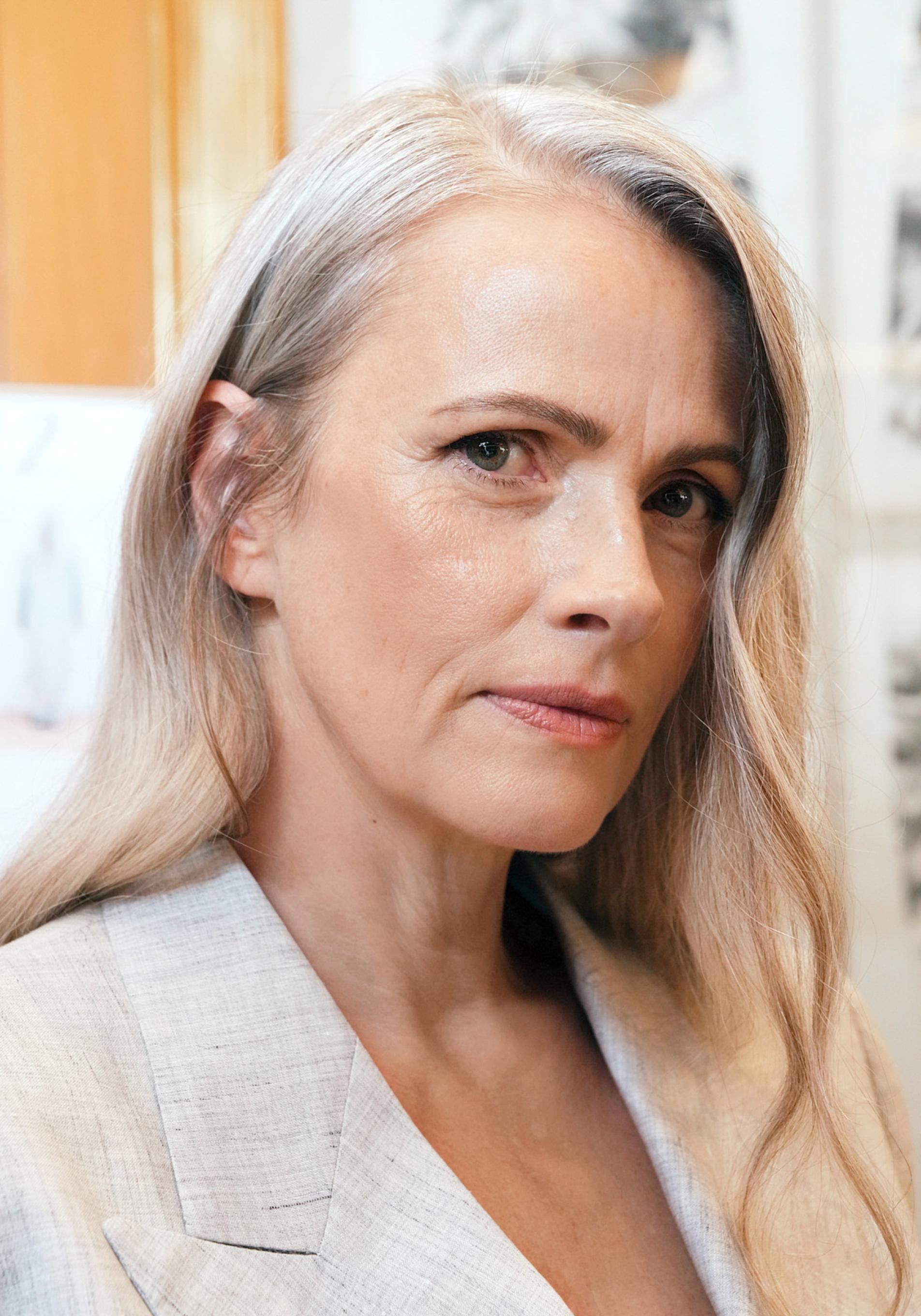 Una mujer con los labios en color rosado.