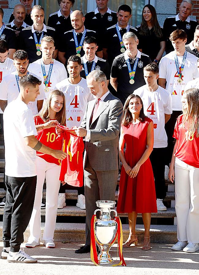 Imagen - El momento en que Morata le regaló una camiseta firmada por todos los jugadores al rey Felipe. (FOTO: LIMITED PICTURES) 