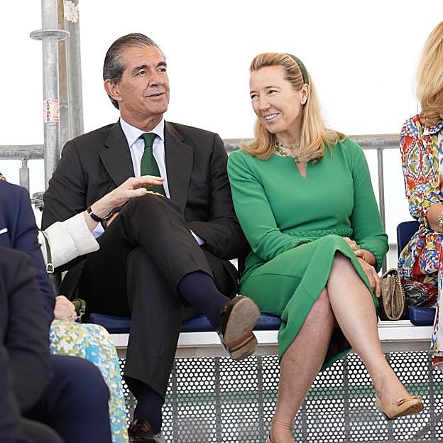 Del vestido royal de Cristina de Borbón-Dos Sicilias a las joyas XL de su hija Victoria: los looks más destacados en Marín