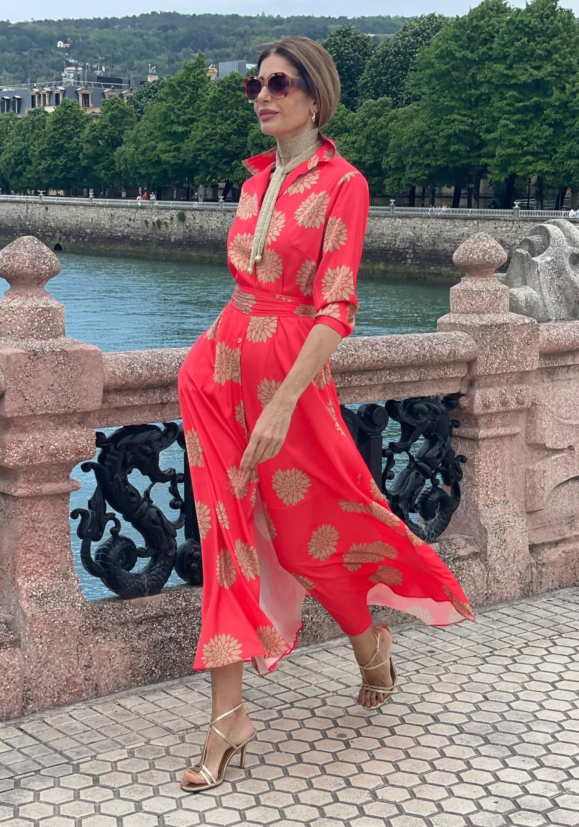 Influencer con vestido estampado