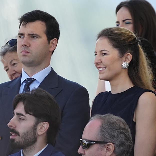 Victoria López-Quesada con su prometido, Enrique Moreno de la Cova, viendo el desfile de su hermano. 