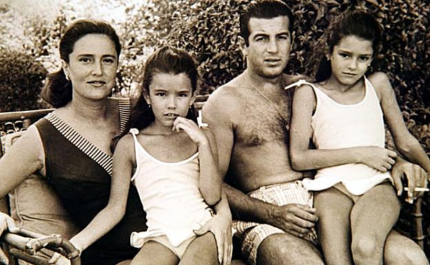 El torero, su mujer Carmen y sus hijas Belén y Carmen, en 1963. 