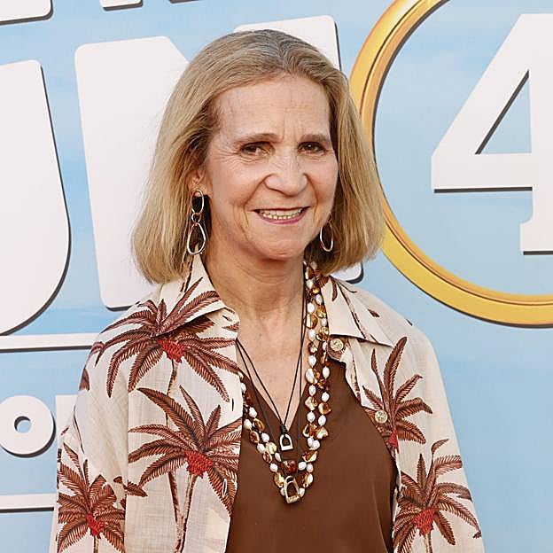 La infanta Elena luce la chaqueta de estampado tropical más elegante del verano