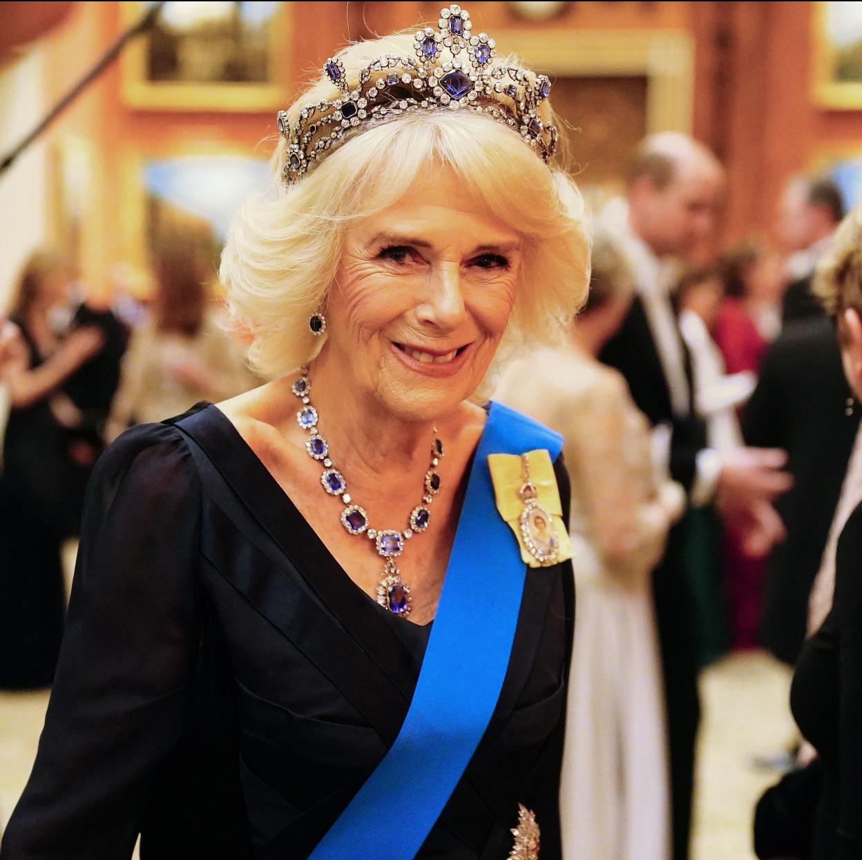 La reina Camilla luciendo varias de sus joyas favoritas. 