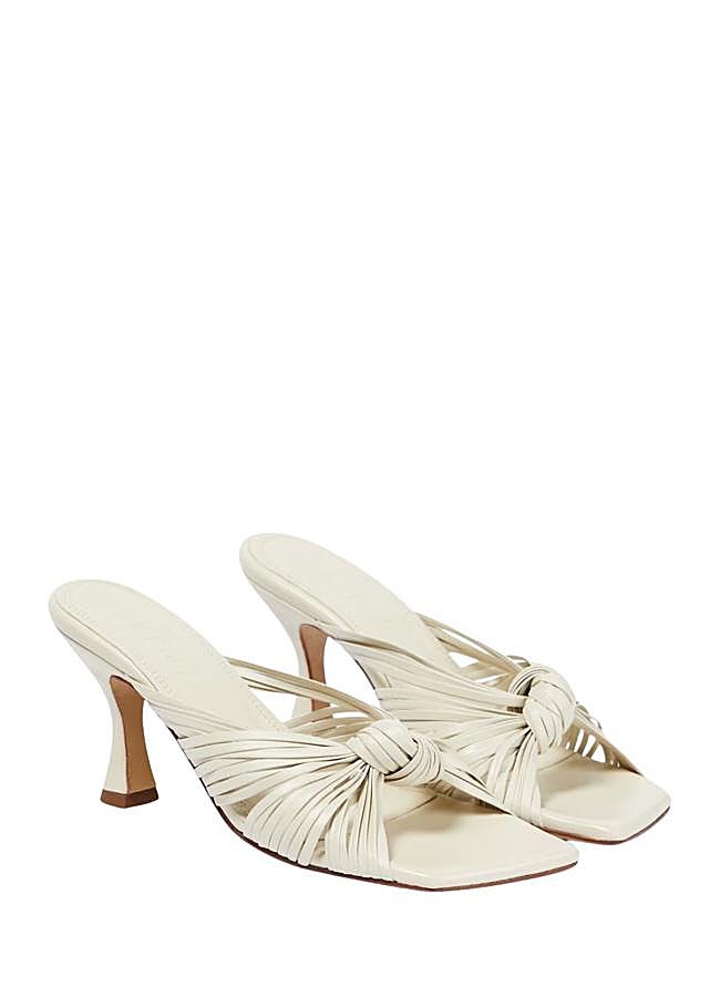 Imagen - Mules blancos de Souliers Martinez, 217 euros (en MyTheresa).