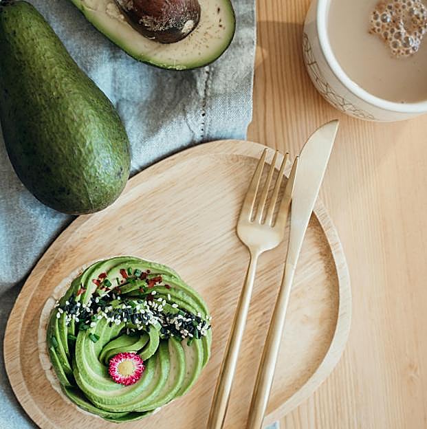 Idea de plato saludable para tomar el aguacate. 