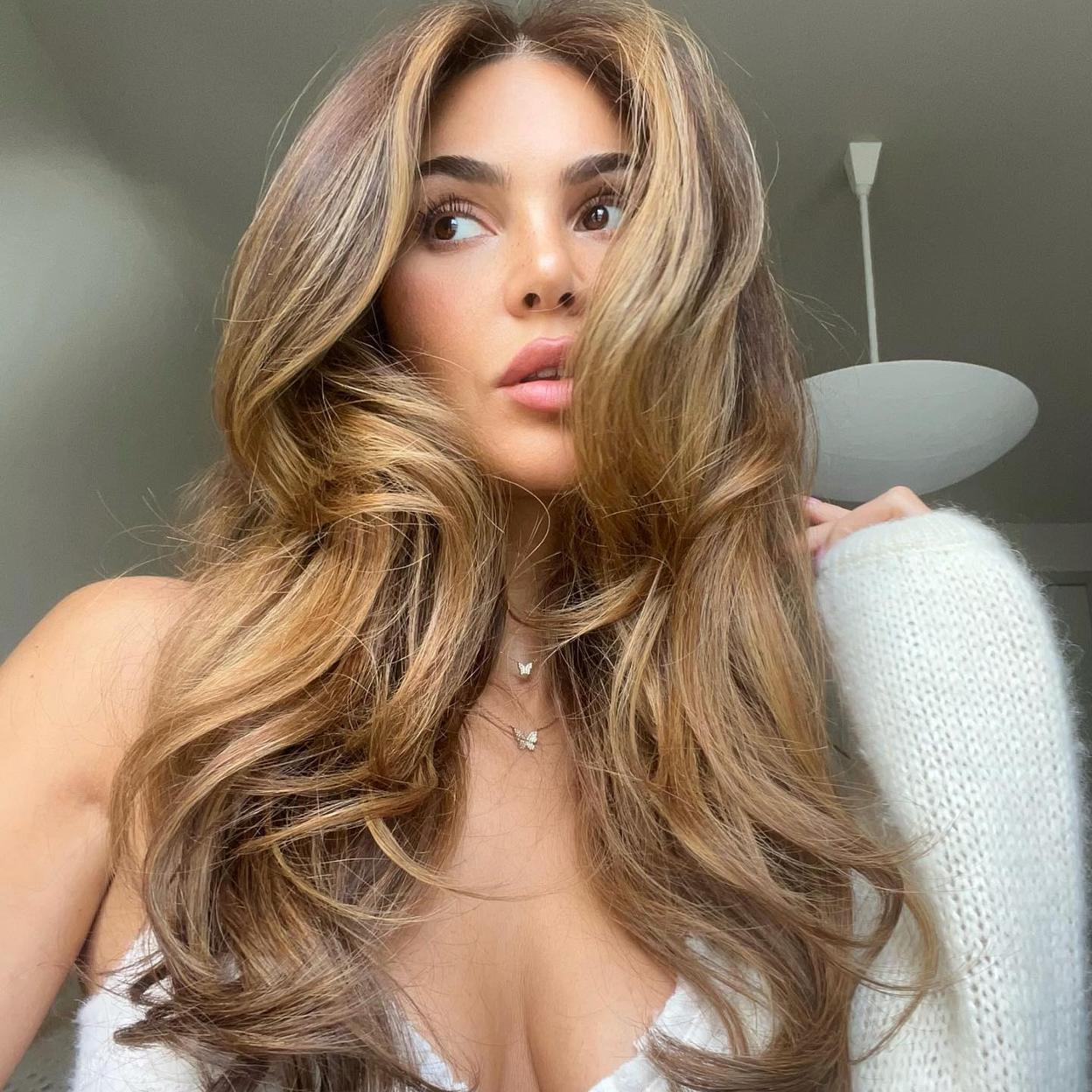 Una influencer con el pelo ondulado.