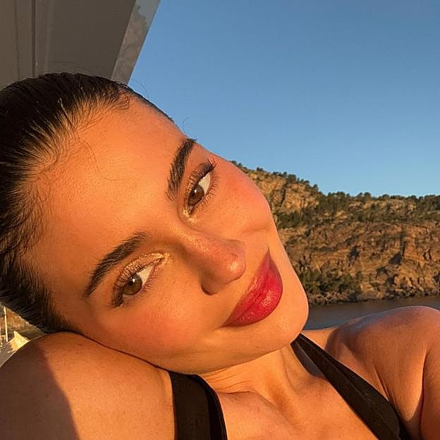 El corrector de maquillaje súper hidratante que usa la gurú de la belleza estadounidense