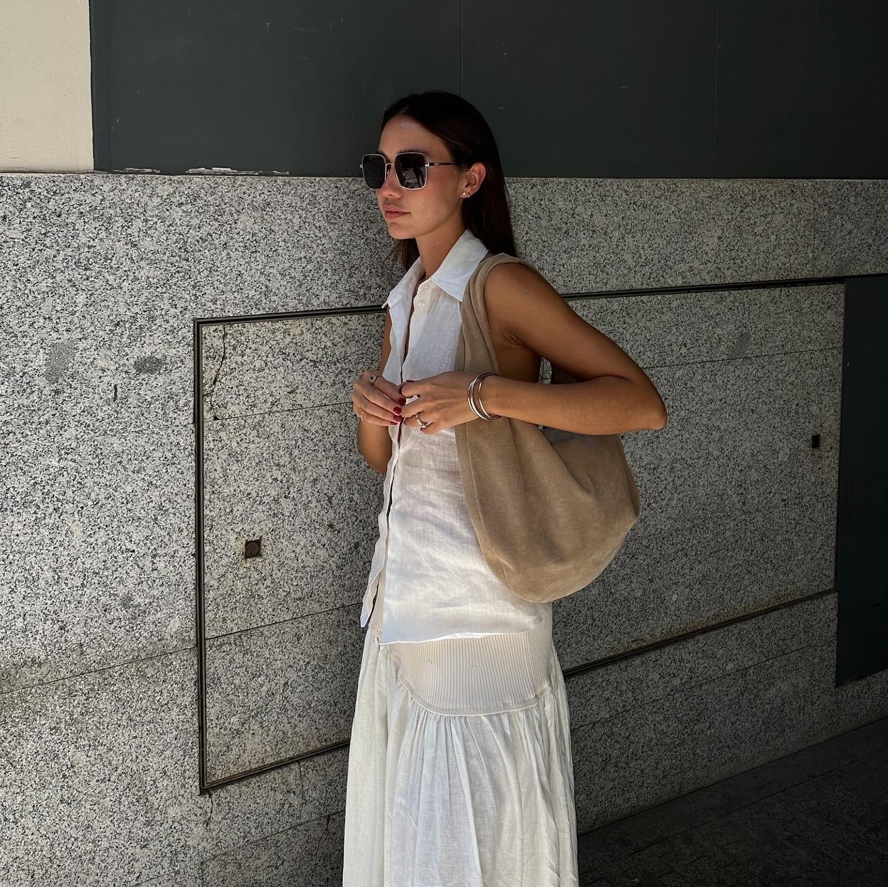 La influencer Mellissa Villarreal con un look de básicos.