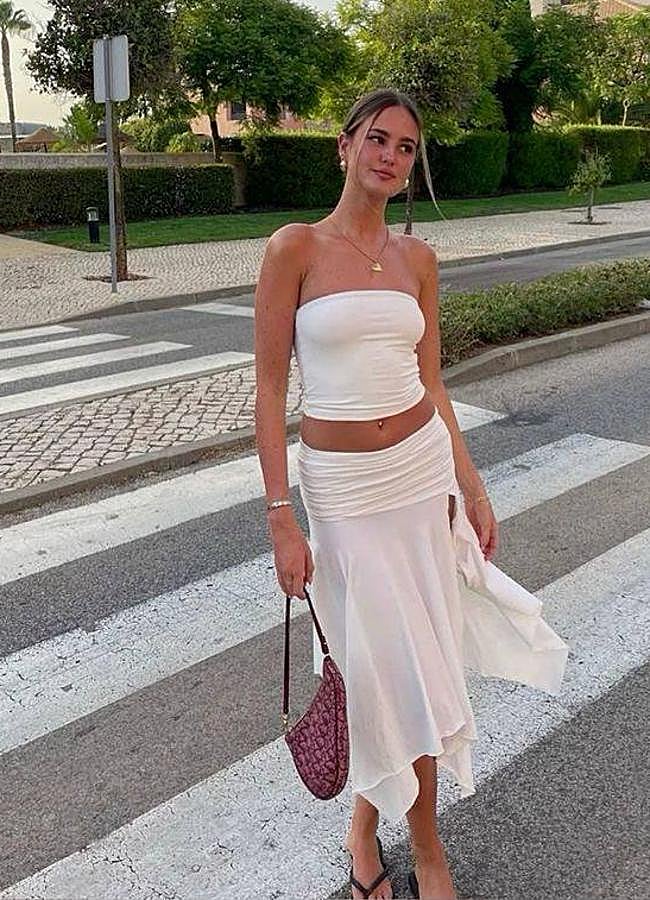 Imagen - Influencer con total look de falda asimétrica/@sandrawhiler