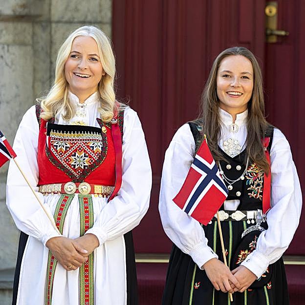 Mette-Marit de Noruega, junto a su hija la princesa Ingrid Alexandra. 