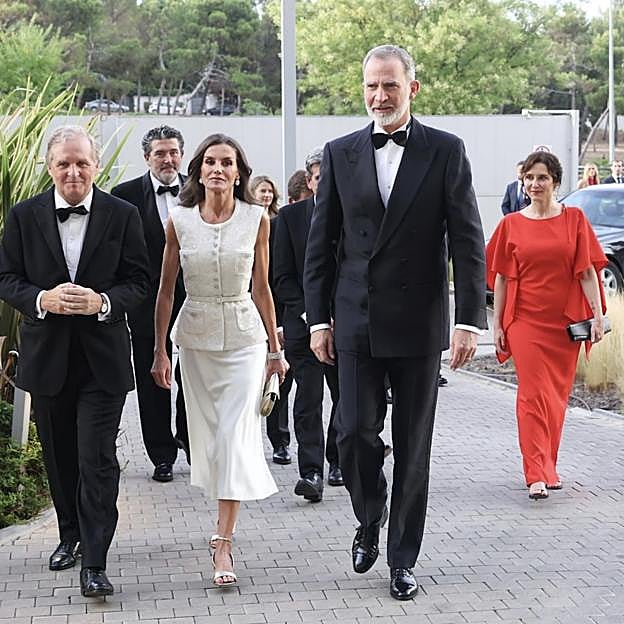 El presidente de Vocento, Ignacio Ybarra, salió a recibir a los reyes Felipe y Letizia, junto a la presidenta de la Comunidad de Madrid, Isabel Díaz Ayudo. 
