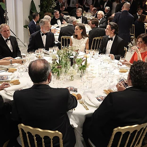 La mesa de los premiados, presidida por los reyes Felipe y Letizia y con Rodrigo Cortés a la izquierda de la monarca. 