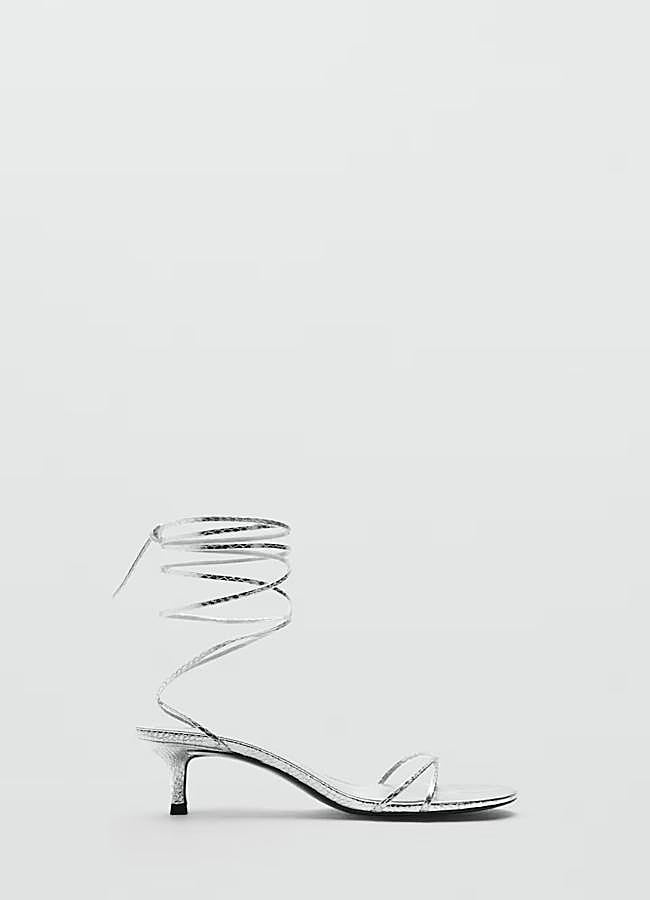 Imagen - Sandalias plateadas con tiras de Mango.