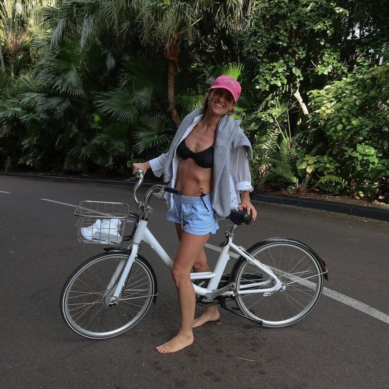 El top rebajado y comodísimo que lucirás debajo de tus camisas